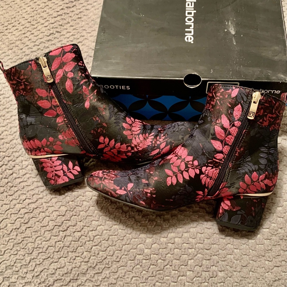 Liz Claiborne Pink/Black Bootie. Size 8. Trimmed in gold.